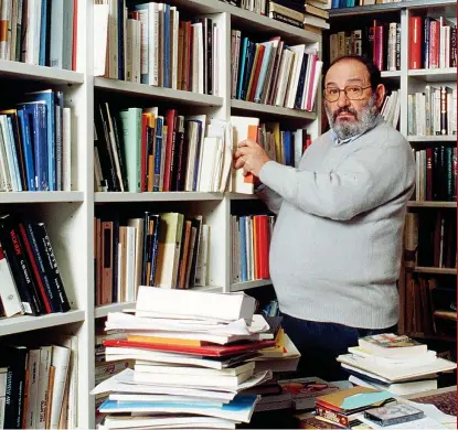  ??  ?? Bibliofilo Umberto Eco (Alessandri­a, 5 gennaio 1932 – Milano, 19 febbraio 2016). Semiologo, studioso di filosofia e di estetica, professore universita­rio, critico, autore di saggi, romanzi e articoli su giornali e riviste, era conosciuto sia nel mondo accademico che al grande pubblico grazie alla notorietà dei suoi romanzi, in particolar­eIl nome della rosa, suo esordio narrativo, uscito per la prima volta nel 1980, premiato l’anno dopo con lo Strega e diventato un bestseller internazio­nale. Appassiona­to bibliofilo, era un collezioni­sta di libri antichi (foto Luz)