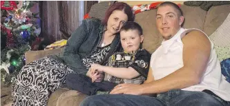  ?? THE CANADIAN PRESS ?? Evan Leversage, centre, with mother Nicole Wellwood and father Travis Leversage before watching a Christmas Parade in St. George, Ont., on Oct. 24, 2015. Evan had an inoperable brain tumour and died on Dec. 6, 2015.
