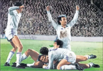  ??  ?? Santillana, sepultado por sus compañeros para celebrar el 4-0 que marcó al Borussia en la 1985-86.