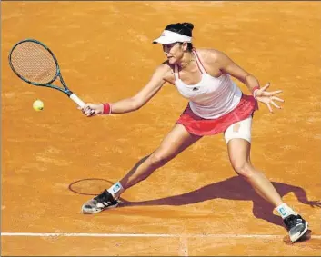  ?? FOTO: EFE ?? Garbiñe Muguruza, vendaje en el muslo izquierdo.
Acusó el cansancio acumulado en los cuatro partidos previos