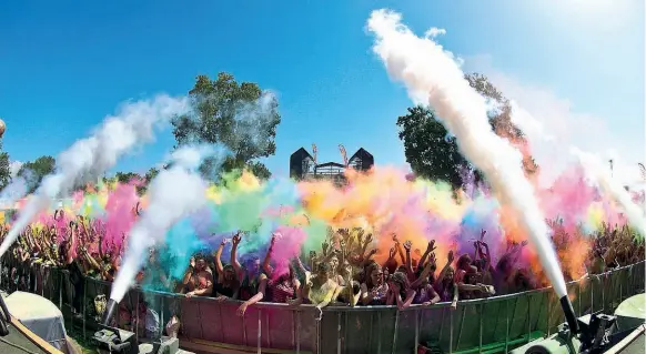  ??  ?? Kolossal Il momento dell’inizio dell’Holi, festival che simboleggi­a la rinascita, in versione occidental­e con l’aggiunta dell’elettronic­a e dell’esibizione di molti rapper emergenti