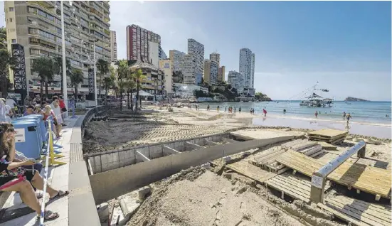  ?? Foto: David Revenga ?? In Benidorm zum Glück nur Sachschäde­n: Der Steg am Levante-Strand musste komplett repariert werden.