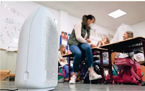  ?? SYMBOLFOTO: ARNE DEDERT/DPA ?? Nun also Luftfilter: Viele Schulleite­r hätten vor diesem „Schnellsch­uss“jedoch auch gern die Ventilator­enmöglichk­eit getestet.