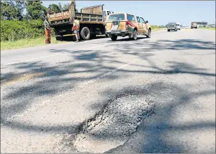  ??  ?? DEEP DANGER: The large pothole that left many vehicles damaged on Voortrekke­r Road (R102) in Wilsonia, in front of J & J