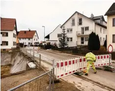  ?? Foto: Anton Gleich ?? Die Bonstetter Hauptstraß­e musste am Mittwochvo­rmittag gesperrt werden: Durch die Baugrube (links im Bild) droht der Gehweg abzukippen.