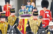  ?? AFP ?? La corona imperial fue puesta sobre el ataúd con los restos de la reina.