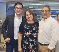  ??  ?? Dr. Gerry Buenaventu­ra with Doctors Edith and Jerry Dizon.