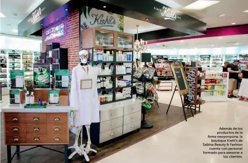  ??  ?? Además de los productos de la firma neoyorquin­a, la boutique Kiehl’s de Sabina Beauty & Fashion cuenta con personal formado para asesorar a los clientes.