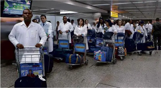  ??  ?? Desembarqu­e de profission­ais cubanos em São Paulo em 2013, no primeiro ano do programa Mais Médicos