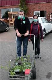  ??  ?? Fergal and Marlyn Keegan from Taghmon at Drinagh Garden Centre.