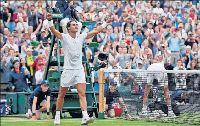  ??  ?? VENCEDOR. Rafa Nadal levanta los brazos para celebrar su épica victoria contra Juan Martín del Potro mientras el argentino, detrás, recoge sus cosas.