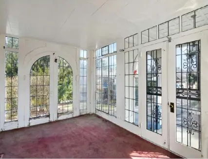  ?? Flyover Properties photos ?? The solarium offers views of the nearly half-acre property and Perrysvill­e Avenue.