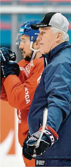  ?? Foto: Profimedia.cz ?? Opora a trenér Jan Kovář (na snímku v pozadí) ve Švédsku potvrdil, že by ve výběru kouče Miloše Říhy pro MS neměl chybět.
