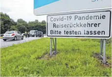  ?? FOTO: ROBERT SEEBERG/DPA ?? Schild an der dänisch-deutschen Grenze: Viele Reiserückk­ehrer sorgen derzeit auch im Ostalbkrei­s für steigende Zahlen.