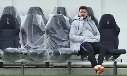  ??  ?? Tottenham Hotspur’s head coach Mauricio Pochettino keeps an eye on his players at Tuesday’s training session. Photograph: Glyn Kirk/AFP/ Getty Images