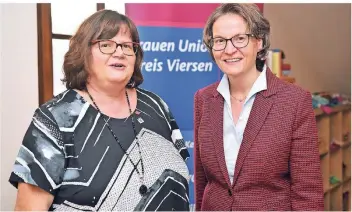  ?? FOTO: PRÜMEN ?? Die Vorsitzend­e der Willicher Frauen-Union, Barbara Jäschke (links), begrüßte Ministerin Ina Scharrenba­ch.