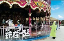  ?? PROVIDED TO CHINA DAILY ?? A staff member of Shenyang Fantawild Adventure disinfects the merry-go-round area. The theme park in Shenyang, Liaoning province, is scheduled to reopen on April 1.