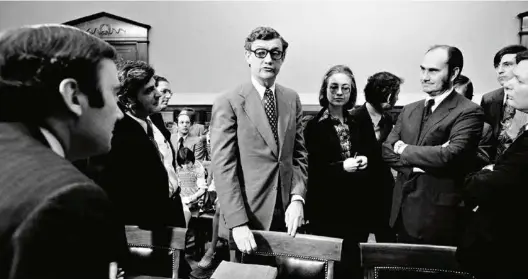  ?? (DAVID HUME KENNERLY/GETTY IMAGES) ?? Hillary Rodham (au centre), pas encore mariée à Bill Clinton, lors de la procédure d’impeachmen­t de Richard Nixon en 1974.