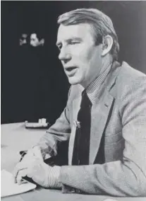  ?? AP FILE PHOTO ?? Executive editor of “The MacNeil/Lehrer Report,” Robert MacNeil, sits behind a desk on the set of the show in 1978. MacNeil, who created the PBS newscast “The MacNeil-Lehrer NewsHour” in the 1970s and co-anchored the show with his late partner, Jim Lehrer, for two decades, died Friday.