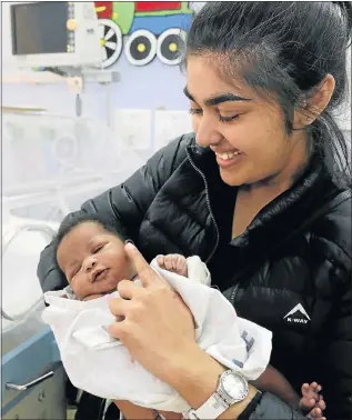  ?? Picture: FREDLIN ADRIAAN ?? SAFE ARMS: Dr Sidhdhi Garach, of Dora Nginza Hospital, makes friends with the abandoned baby girl who was found in Kwazakhele