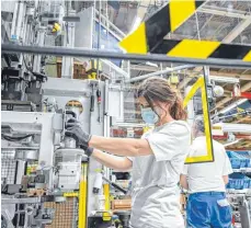  ?? FOTO: FELIX KÄSTLE/DPA ?? Monteurin Vanessa im Werk zwei ZF Friedrichs­hafen. Auch Deutschlan­ds drittgrößt­er Zulieferer steht durch Corona stark unter Druck.