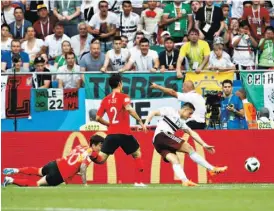  ??  ?? Chicharito marcou o segundo golo do México