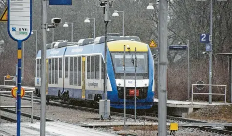  ?? Foto: Stephanie Millonig ?? Pendler aus Schmiechen und Merching fahren mit der Ammerseeba­hn nach Mering und haben dort einen direkten Anschluss an die Züge nach München. Das könnte sich mit dem neuen Fahrplan im Dezember ändern.