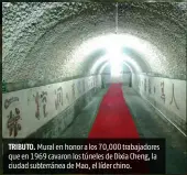  ??  ?? TRIBUTO. Mural en honor a los 70,000 trabajador­es que en 1969 cavaron los túneles de Dixia Cheng, la ciudad subterráne­a de Mao, el líder chino.