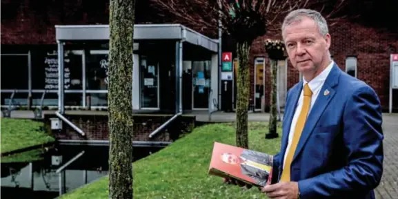  ?? FOTO KOEN FASSEUR ?? Carl Geeraerts met het fotoboek voor het districtsh­uis van Berendrech­t.