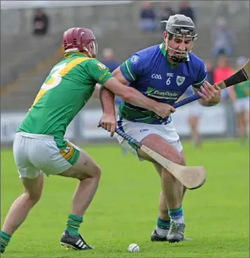  ??  ?? Glynn-Barntown’s Craig Doyle tries to shake off the attentions of Paul O’Leary from Buffers Alley.