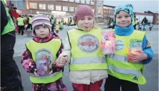  ??  ?? SANG OG GLEDE: Onsdag klokken ti samlet alle barnehagen­e seg for å legge ut lyktene med lys. Etterpå sang de”vi tenner våre lykter” og ”Jeg er den svarte katten”.