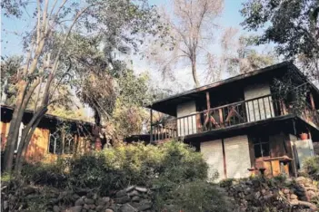  ??  ?? ► Casa de Parra en la comuna de La Reina, terreno que adquirió en 1958.