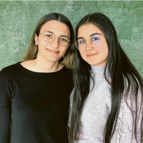  ?? Foto: Anna Hecker ?? Dilek Serin und Lea Meierbeck gehen auf das Katharinen-Gymnasium in Ingolstadt. Dort haben sie von Marieluise Fleißer erfahren. Die Autorin hat die 18-Jährige beeindruck­t.