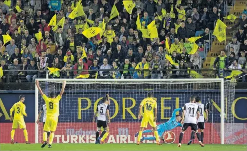  ??  ?? EL GOL DE MARIO. El Villarreal se llevó la victoria gracias a un gol de su capitán en el minuto 86.