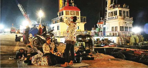  ?? CHUSNUL CAHYADI/JAWA POS ?? KELOSOTAN: Calon penumpang KMP Gili Iyang rela tidur-tiduran di dermaga Pelabuhan Gresik pada Selasa malam (12/6). Mereka menunggu kapal berangkat.