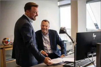  ?? ?? Jacob Brunsborg (tv.) kører i Lars Larsen Group parløb med selskabets direktør, Jesper Lund (th.). Foto: Joachim Ladefoged.