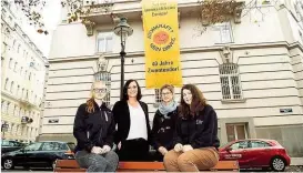  ??  ?? Anti- Atomkraft- Banner am Umweltmini­sterium. Köstinger empfing Schülerinn­en.