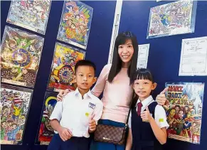  ??  ?? Super siblings: Ee Jet and Ee Ven with their mother Yii Siew Fui, 42, giving the thumbs up after the competitio­n.