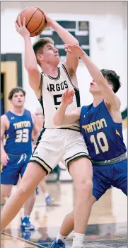  ?? PILOT PHOTO/BEV HARAMIA ?? Argos’ JJ Morris eyes the basket while being defended by Triton’s Julian Swanson.