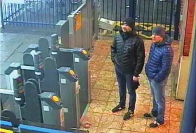  ?? FOTO: METROPOLIT­AN POLICE/AP/NTB SCANPIX ?? Bilder fra et overvåking­skamera på Salisbury stasjon viser Ruslan Boshirov og Alexander Petrov, som nå er siktet for nervegifta­ngrepet mot Sergej Skripal. Dette og andre bilder fra 3. mars i år ble offentligg­jort av det britiske politiet.