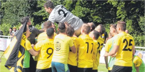  ?? FOTO: MARKUS PEIKER ?? Rottweils Spieler ließen ihren Torhüter Marijan Huljic nach dem Sieg über Maichingen hochleben.