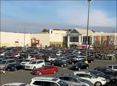  ?? NICHOLAS BUONANNO - MEDIANEWS GROUP FILE ?? The front parking lot at Crossgates Mall.