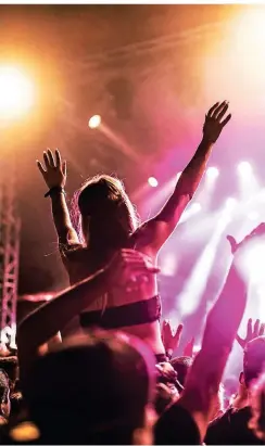  ?? FOTO: ISTOCK ?? Eine vor Corona selbstvers­tändliche Szene: Eine Frau feiert im Publikum bei einem Konzert in der Menge mit.