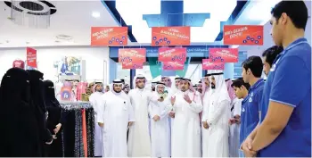  ??  ?? Al-Qassim Gov. Prince Faisal bin Mishaal met with the staff at Max, at Nakheel Mall in Buraidah.