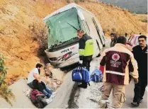  ??  ?? La volcadura del autobús ocurrió en la carretera Aculco-Acambay en el Estado de México,