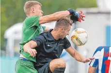  ?? FOTO: VOLKER STROHMAIER ?? Der FV Olympia Laupheim (links David Wiget) ist beim VfB Friedrichs­hafen zu Gast.