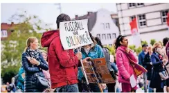  ?? RP-FOTO: ANNE ORTHEN ?? Die Initiative „Familien in der Krise“forderte auf dem Burgplatz einen „Anpfiff für Kitas und Schulen“.