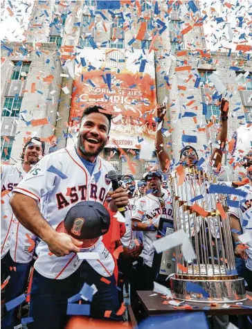  ?? Brett Coomer / Houston Chronicle ?? El venezolano José Altuve, segunda base del equipo campeón de los Astros, durante los festejos frente a la alcaldía de Houston luego del triunfo en la Serie Mundial ante los Dodgers de Los Ángeles.