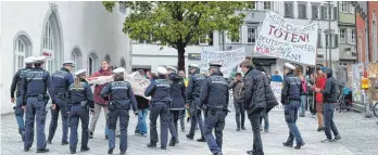  ?? FOTOS: SIEGFRIED HEISS ?? „Jugendkämp­ft“demonstrie­rte vor der eigentlich­en FDP-Kundgebung am Rathaus gegen die Rüstungsin­dustrie. In der Bundestags­abgeordnet­en Strack-Zimmermann sehen sie eine Lobbyistin derselben.