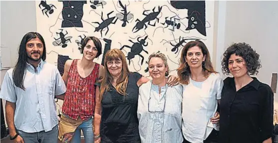  ?? (LA VOZ) ?? En la trama. Rosa González, cuarta desde la izquierda, invita cada viernes a diferentes artistas a bordar con ella.